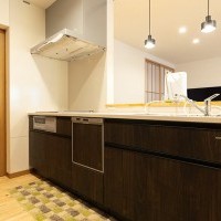 家族との会話が弾む、リビングが見渡せる対面キッチン