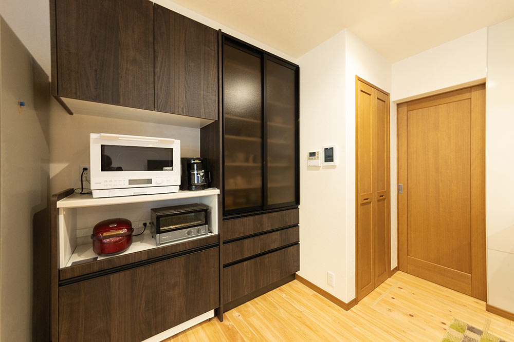 落ち着いた木目調が美しい、ホテルライクな大容量カップボード