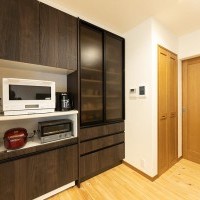 落ち着いた木目調が美しい、ホテルライクな大容量カップボード