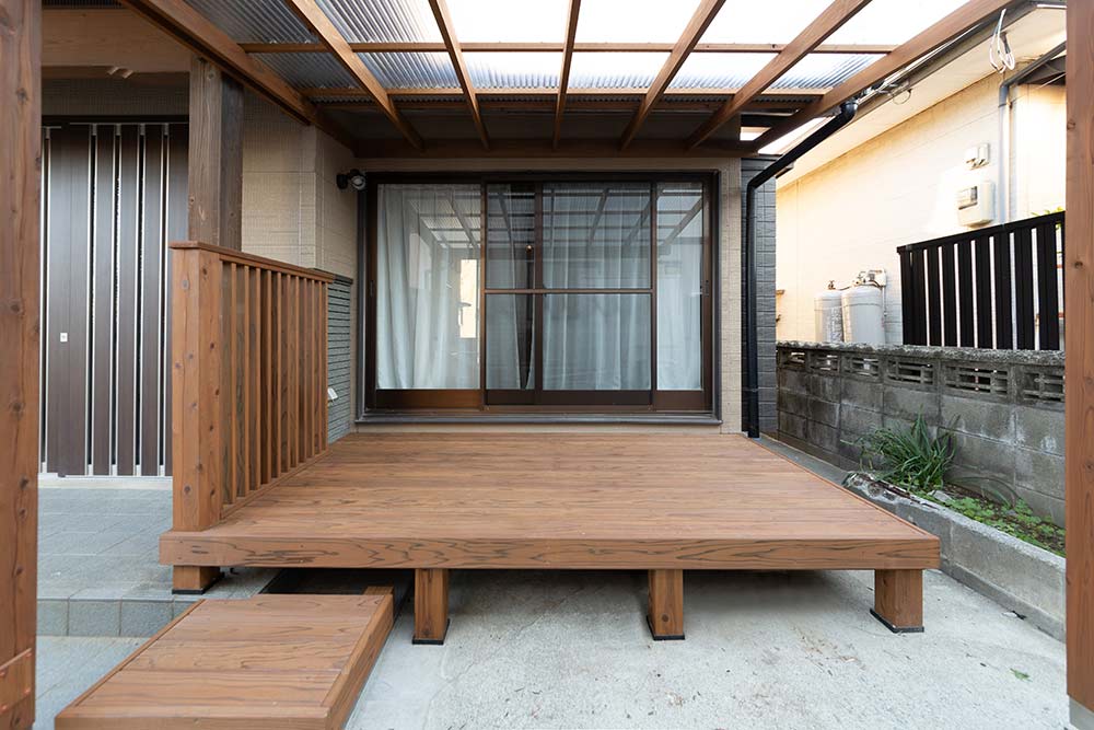 急な雨でも安心。洗濯物干しにも便利な屋根付きデッキ