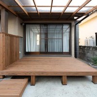 急な雨でも安心。洗濯物干しにも便利な屋根付きデッキ