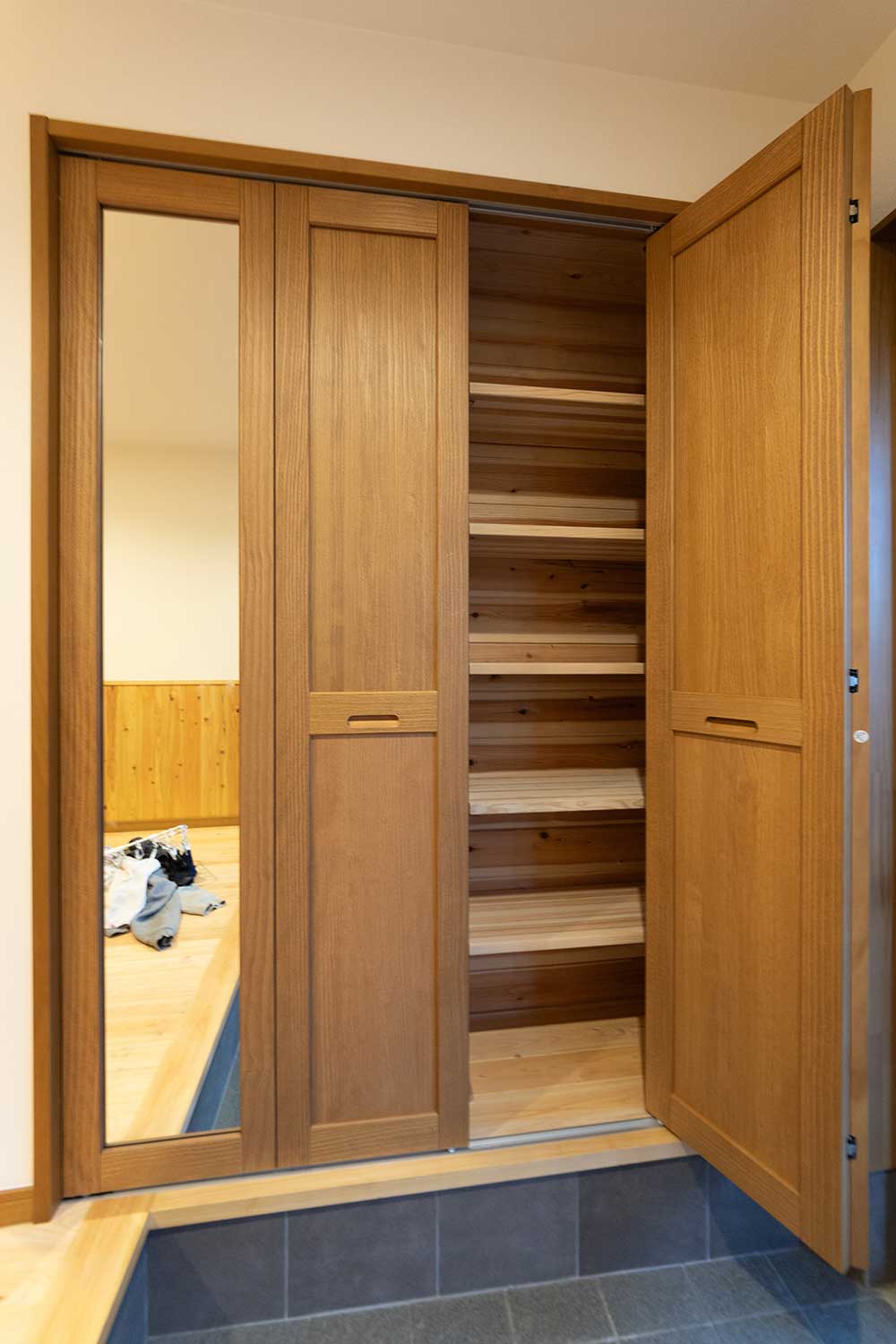 お出かけ前のチェックに便利な姿見付き。デザイン性と機能性を両立したシューズクローク