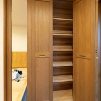 お出かけ前のチェックに便利な姿見付き。デザイン性と機能性を両立したシューズクローク