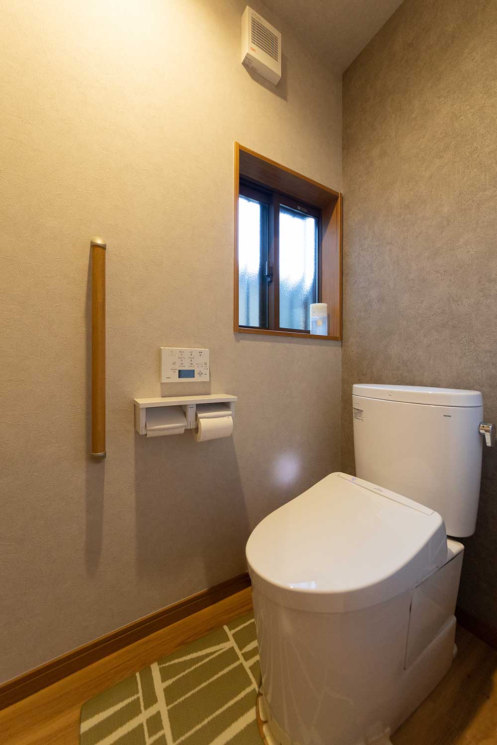 質感豊かなアクセントクロスが織りなす、落ち着き感のあるトイレ