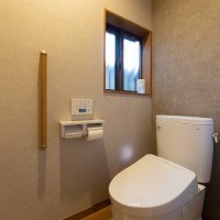 質感豊かなアクセントクロスが織りなす、落ち着き感のあるトイレ