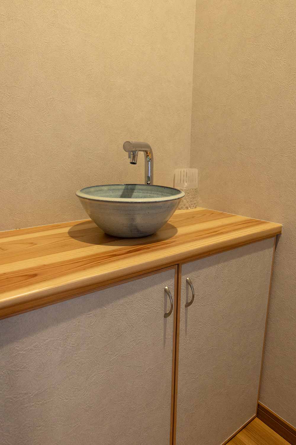 趣ある焼き物の手洗いボウルが、何気ない時間を特別なひとときに