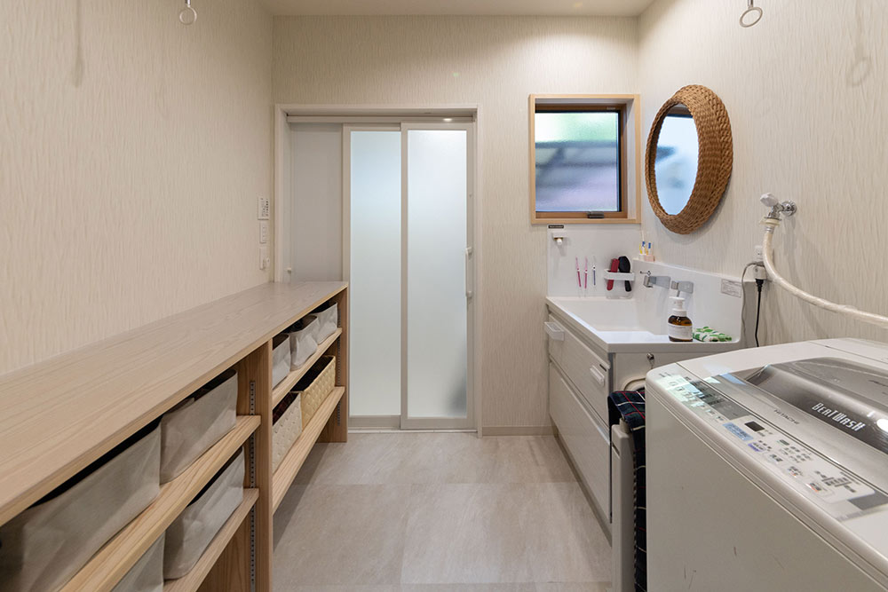 アイロンがけや着替えに大活躍。作業台にもなる広々カウンターと大容量収納