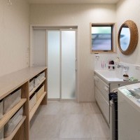 アイロンがけや着替えに大活躍。作業台にもなる広々カウンターと大容量収納