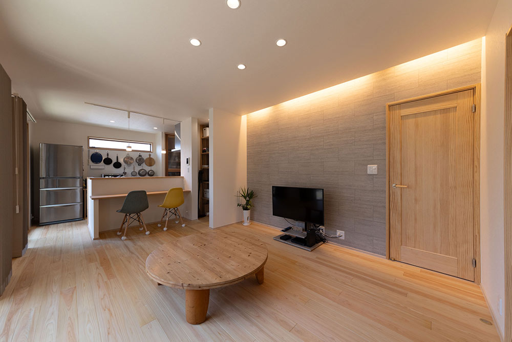 無垢の床が心地よい、素足でくつろぐナチュラルリビング