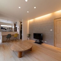 無垢の床が心地よい、素足でくつろぐナチュラルリビング