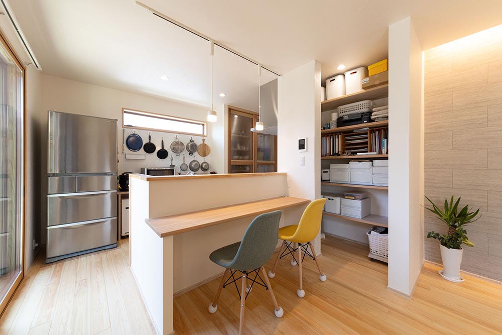 リビングの小物をスッキリお片付け。家事動線も抜群なキッチン横のオープン収納