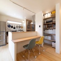 リビングの小物をスッキリお片付け。家事動線も抜群なキッチン横のオープン収納