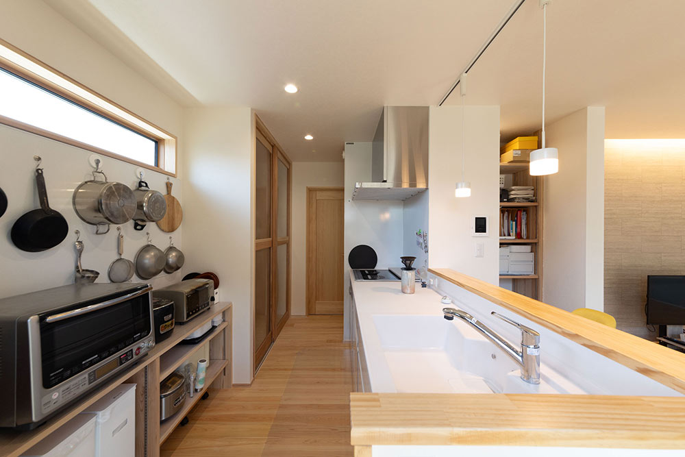 道具が映える「見せる収納」と手元が隠れるカウンターでスッキリとしたキッチン