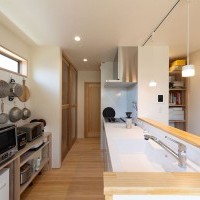 道具が映える「見せる収納」と手元が隠れるカウンターでスッキリとしたキッチン