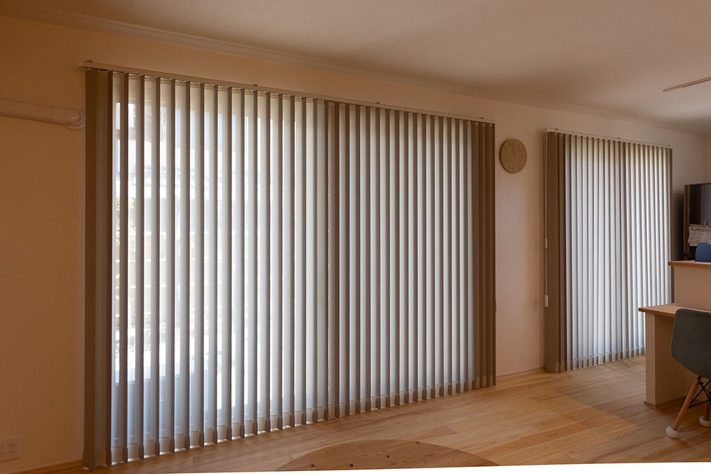 バーチカルブラインドで天井が高く見える！窓辺をスッキリとスタイリッシュに