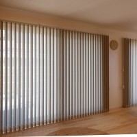 バーチカルブラインドで天井が高く見える！窓辺をスッキリとスタイリッシュに