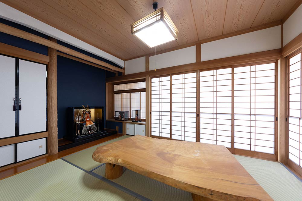 深いネイビーの壁が空間を引き締める、洗練された和モダン空間