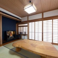 深いネイビーの壁が空間を引き締める、洗練された和モダン空間