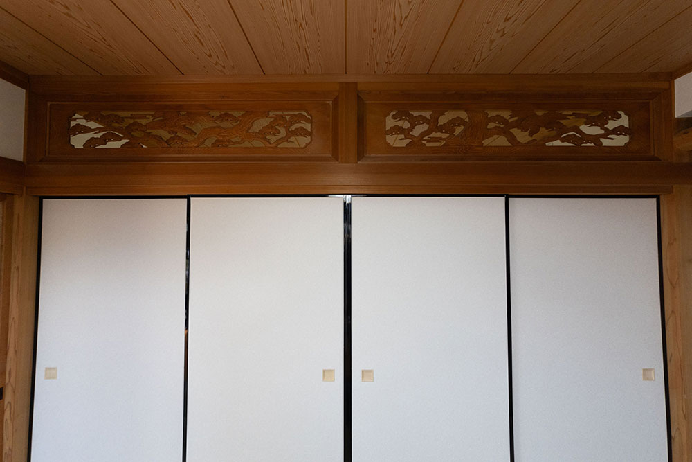 職人の繊細な手仕事が光る、美しい透かし彫りの欄間は活かしました