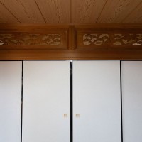 職人の繊細な手仕事が光る、美しい透かし彫りの欄間は活かしました