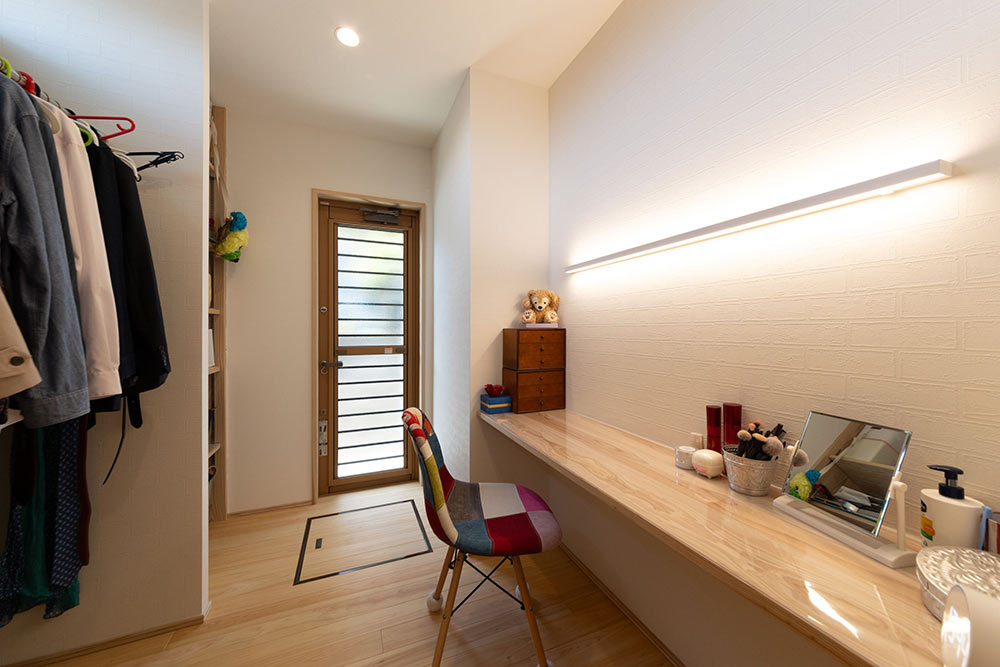 顔や手元を明るく照らす、照明付きの広々カウンター