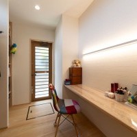 顔や手元を明るく照らす、照明付きの広々カウンター