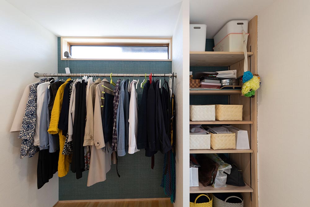 「掛ける」と「置く」をスッキリ使い分け。自由度の高い可動棚付きクローゼット
