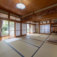 欄間や書院の美しさをそのままに、イグサの香りに癒される和室