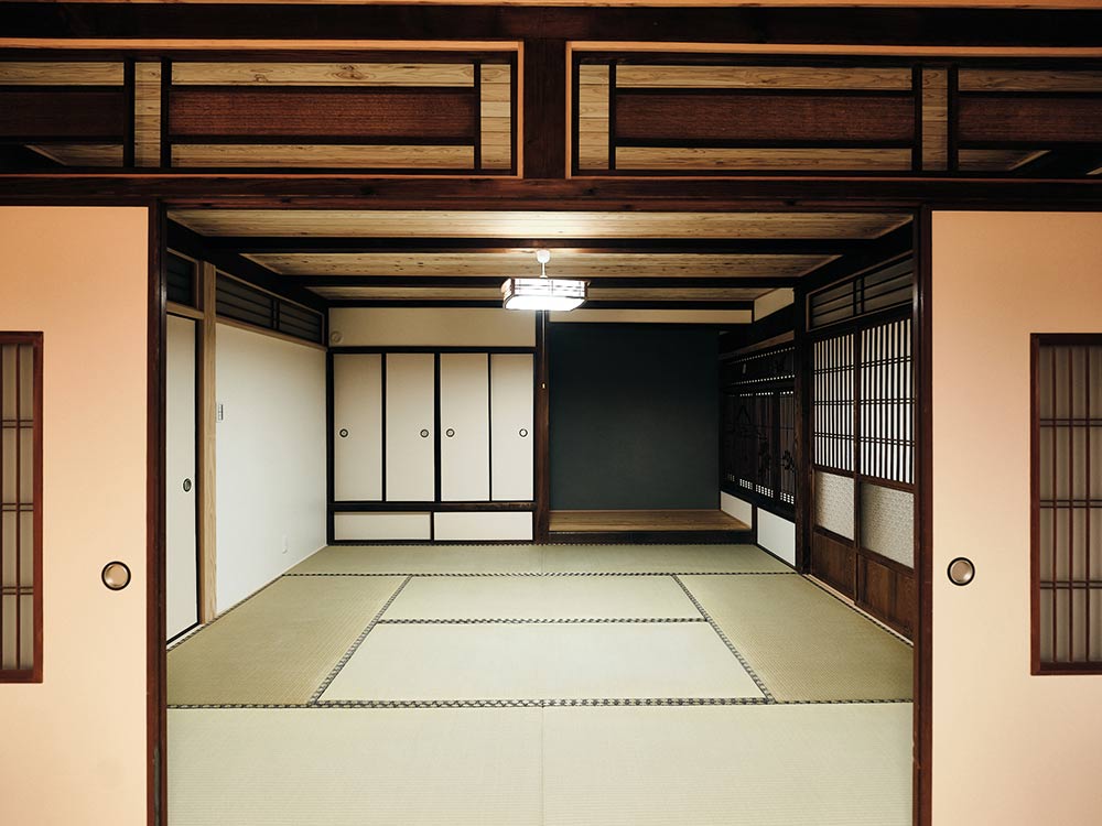 建具を再利用し、伝統の意匠とモダンなアクセントが光る、上質な和室