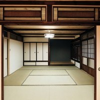 建具を再利用し、伝統の意匠とモダンなアクセントが光る、上質な和室