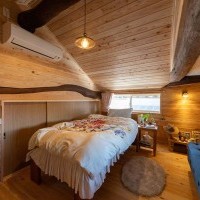 勾配天井にも無垢材を張り、木のぬくもりにつつまれた寝室